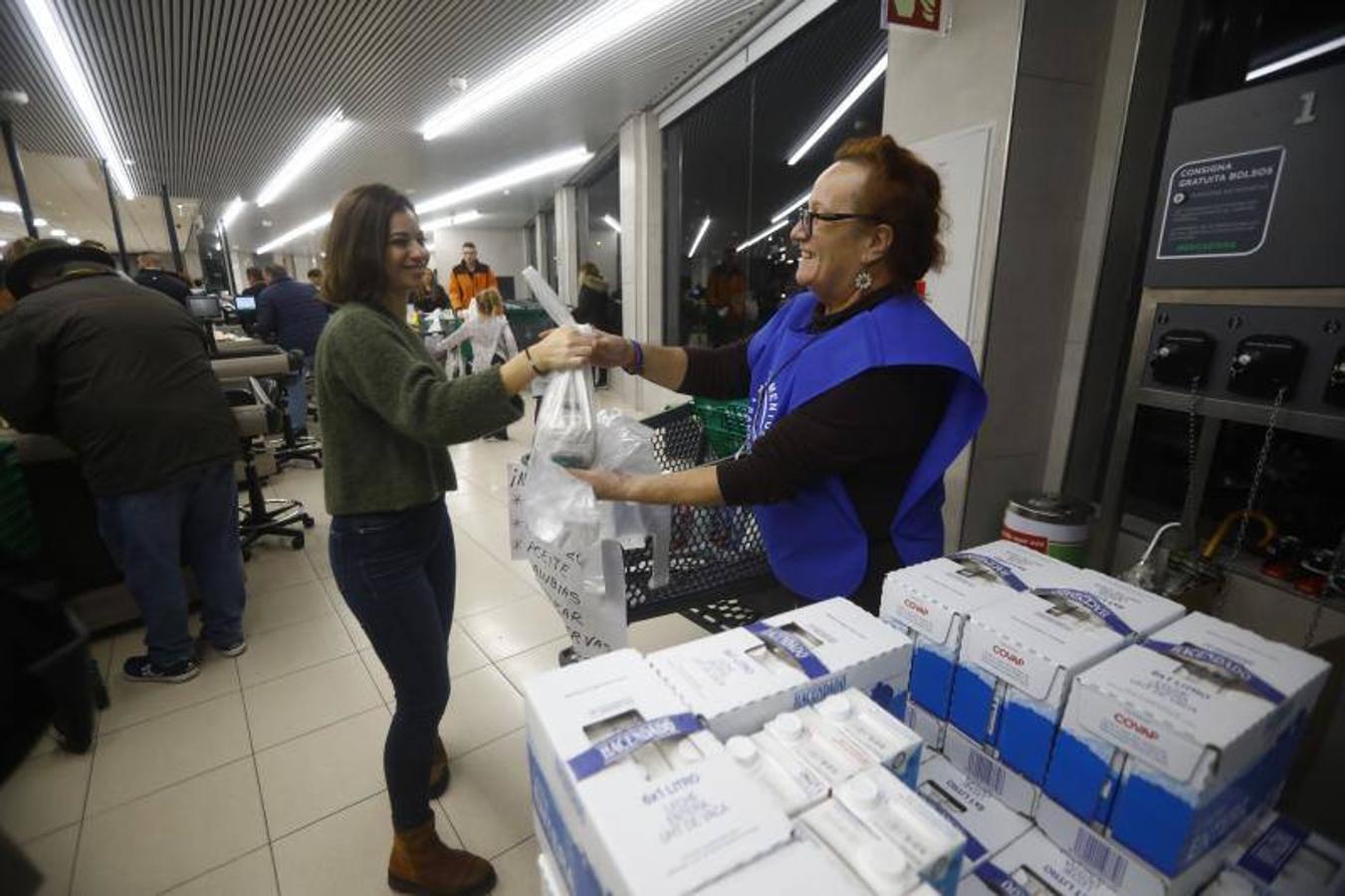 La campaña de recogida del Banco de Alimentos de Córdoba, en imágenes