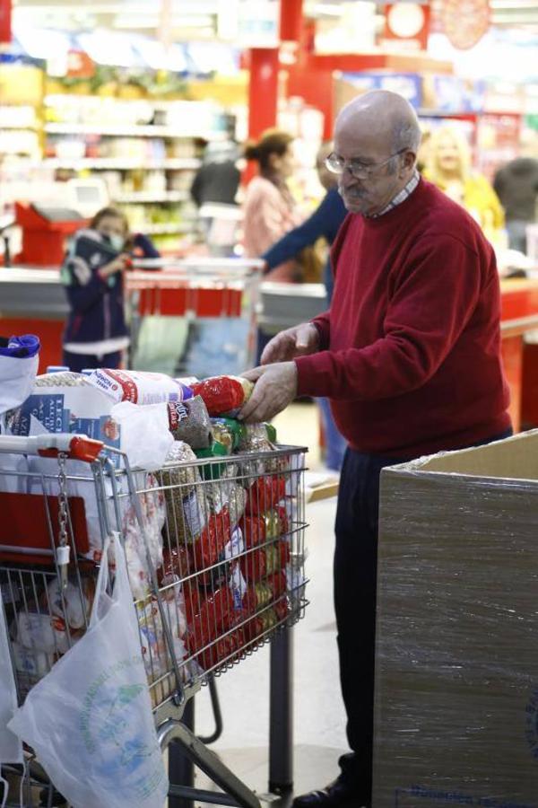 La campaña de recogida del Banco de Alimentos de Córdoba, en imágenes