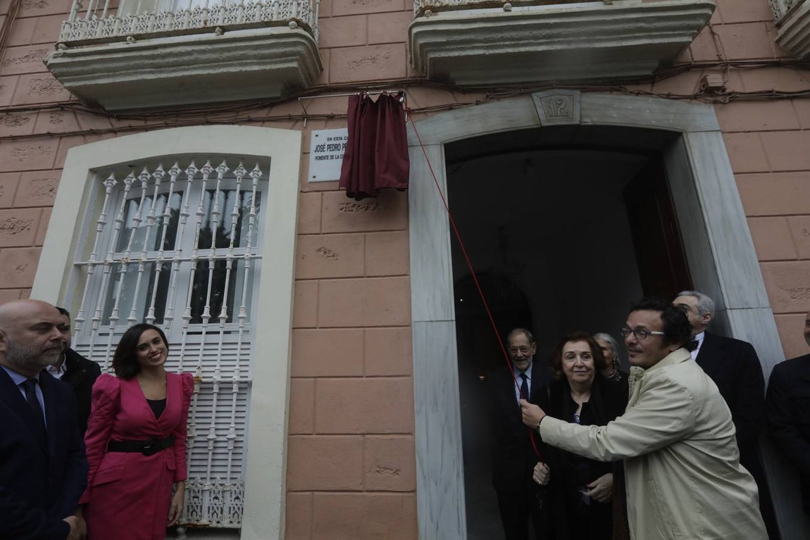 Descubren una placa en la casa natal de Pérez-Llorca