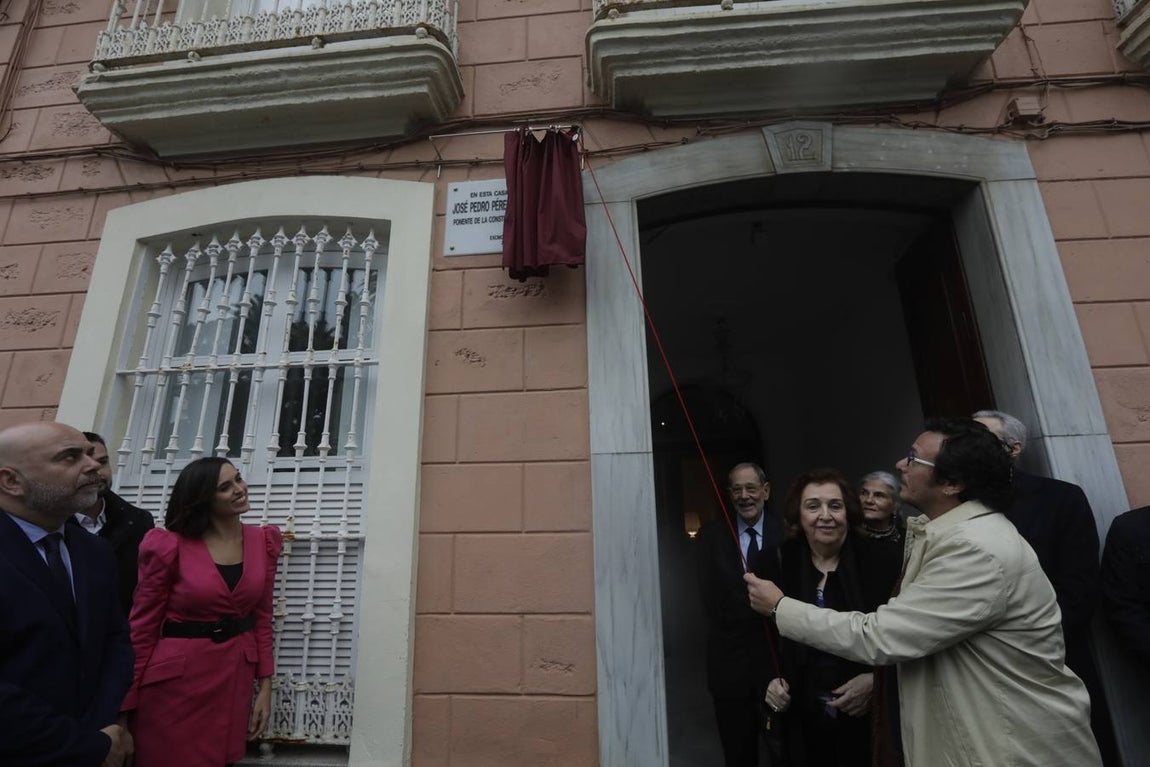 Descubren una placa en la casa natal de Pérez-Llorca