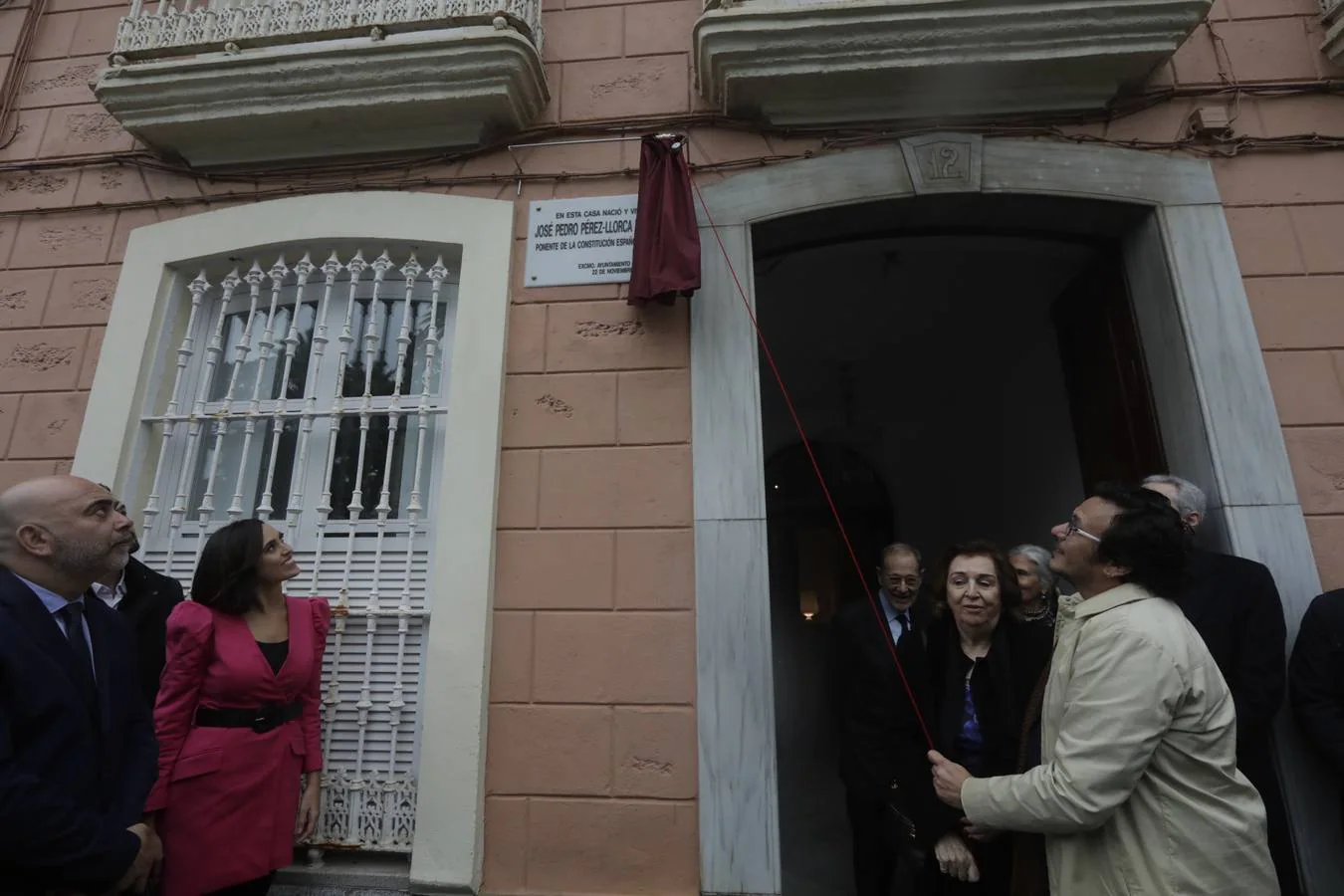 Descubren una placa en la casa natal de Pérez-Llorca