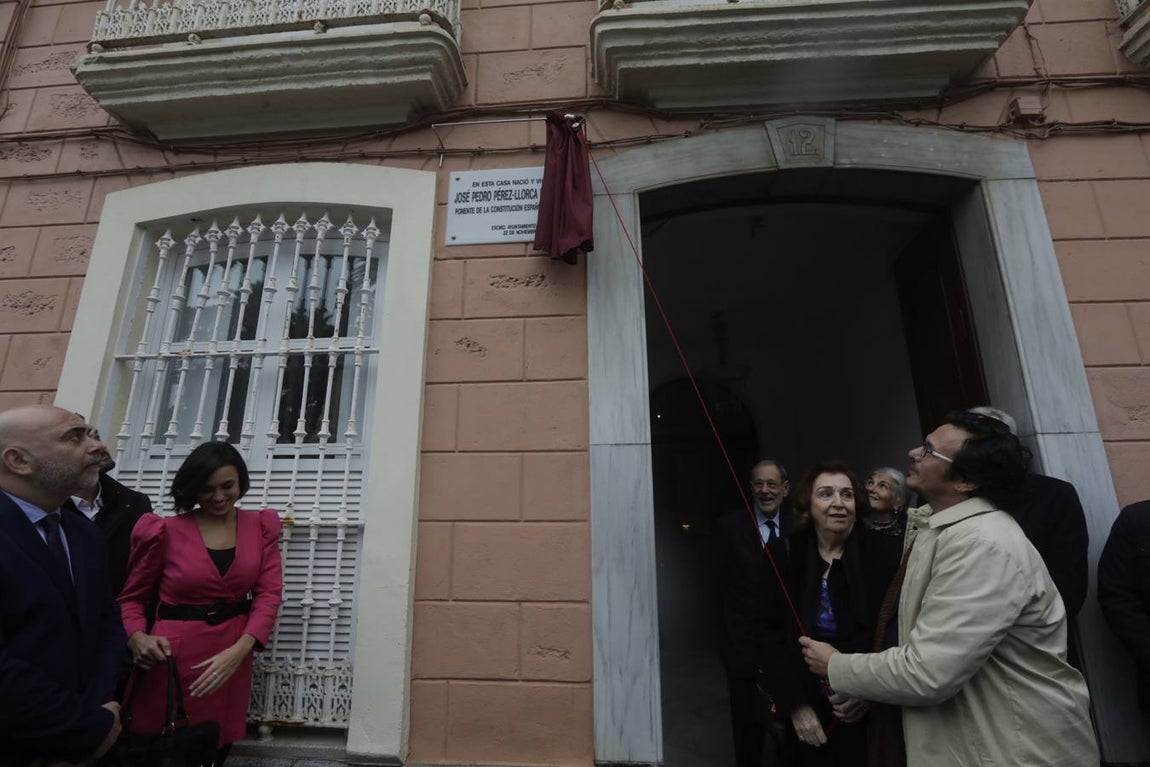 Descubren una placa en la casa natal de Pérez-Llorca