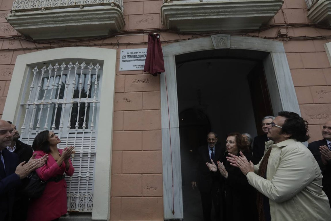 Descubren una placa en la casa natal de Pérez-Llorca