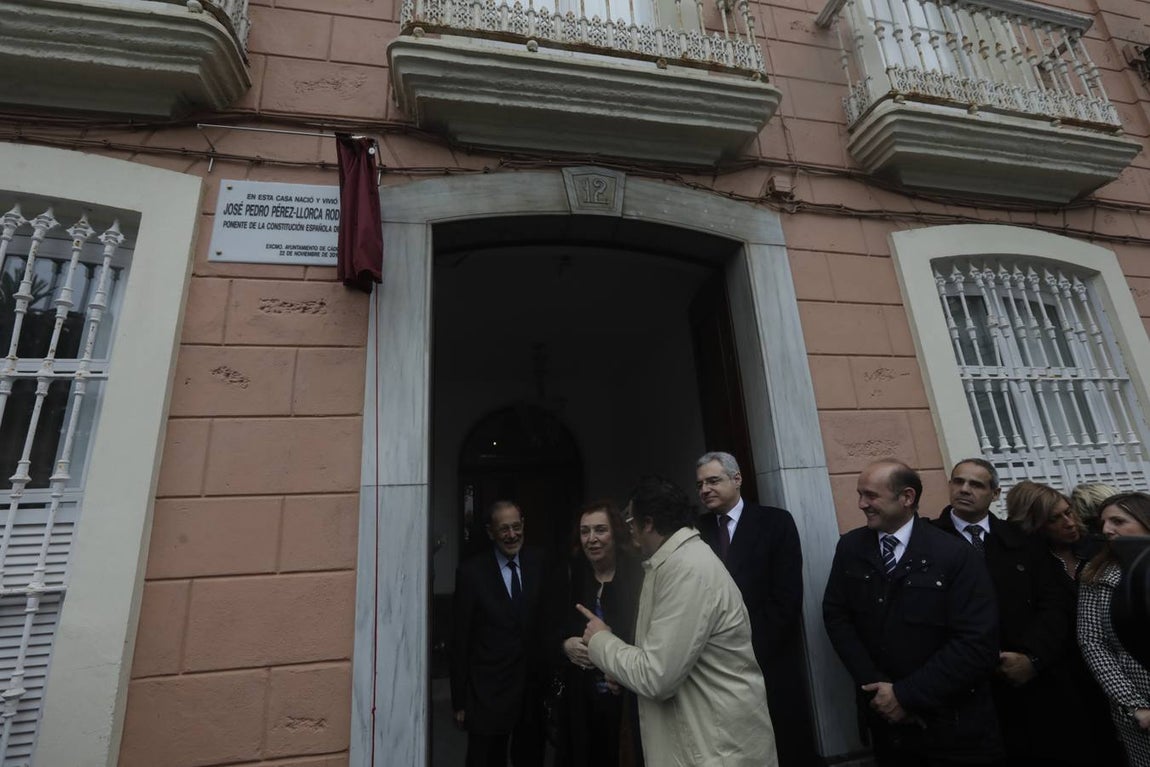 Descubren una placa en la casa natal de Pérez-Llorca