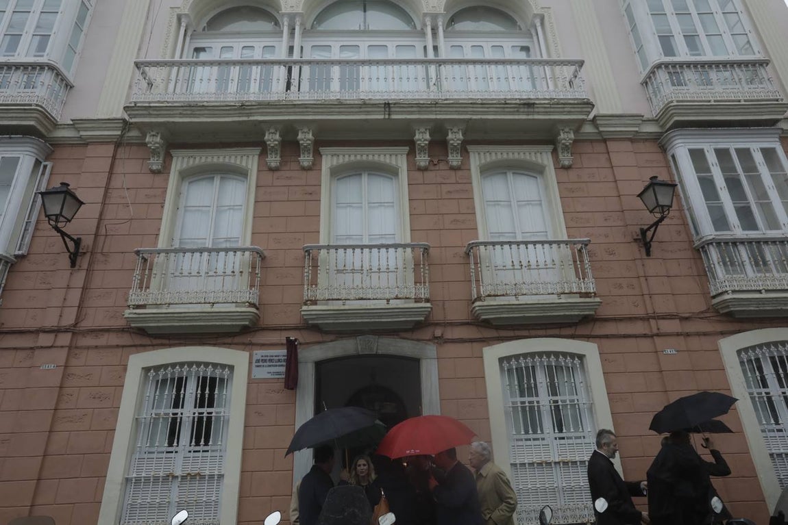 Descubren una placa en la casa natal de Pérez-Llorca