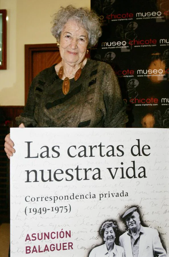 En 2004, Asunción presentó su libro, «Correspodnencia privada (1949-1975». En la imagen, posa para ABC con un cartel promocional.. 