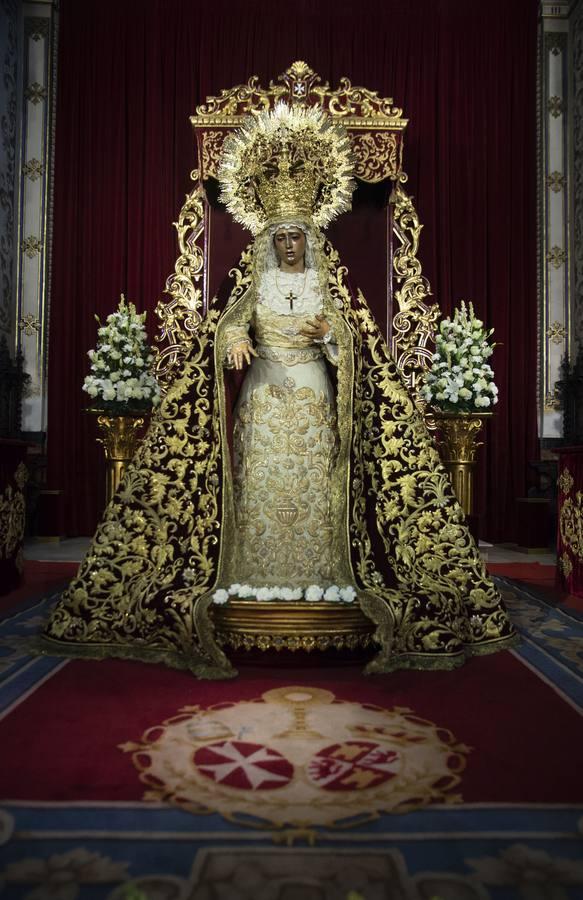 El besamanos de la Virgen de la Amargura