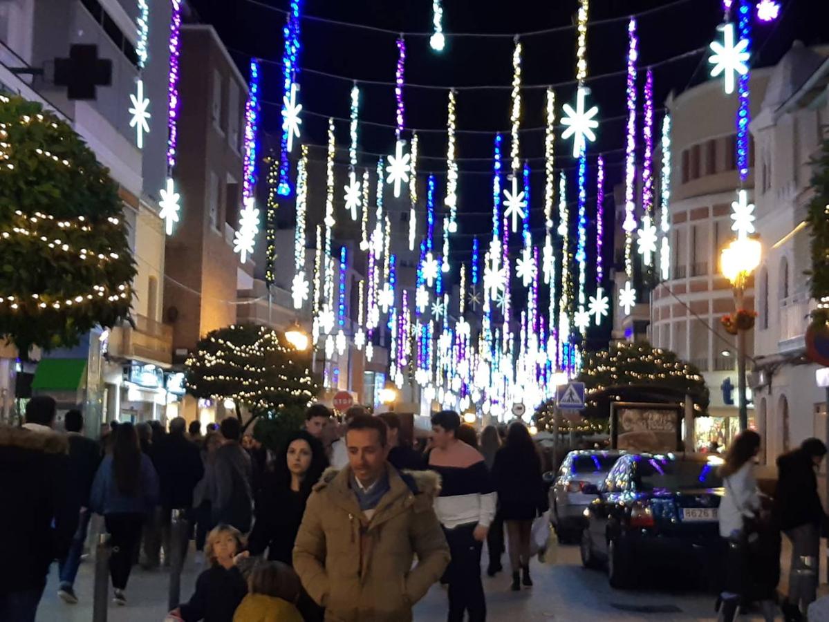 El alumbrado de Navidad en Puente Genil, en imágenes