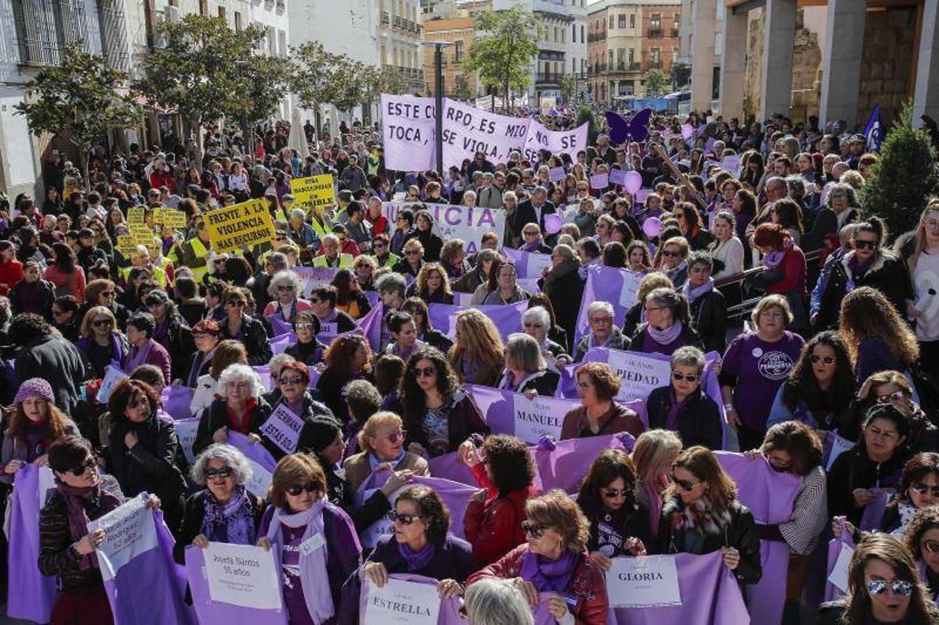 La manifestación contra la violencia hacia las mujeres de Córdoba, en imágenes