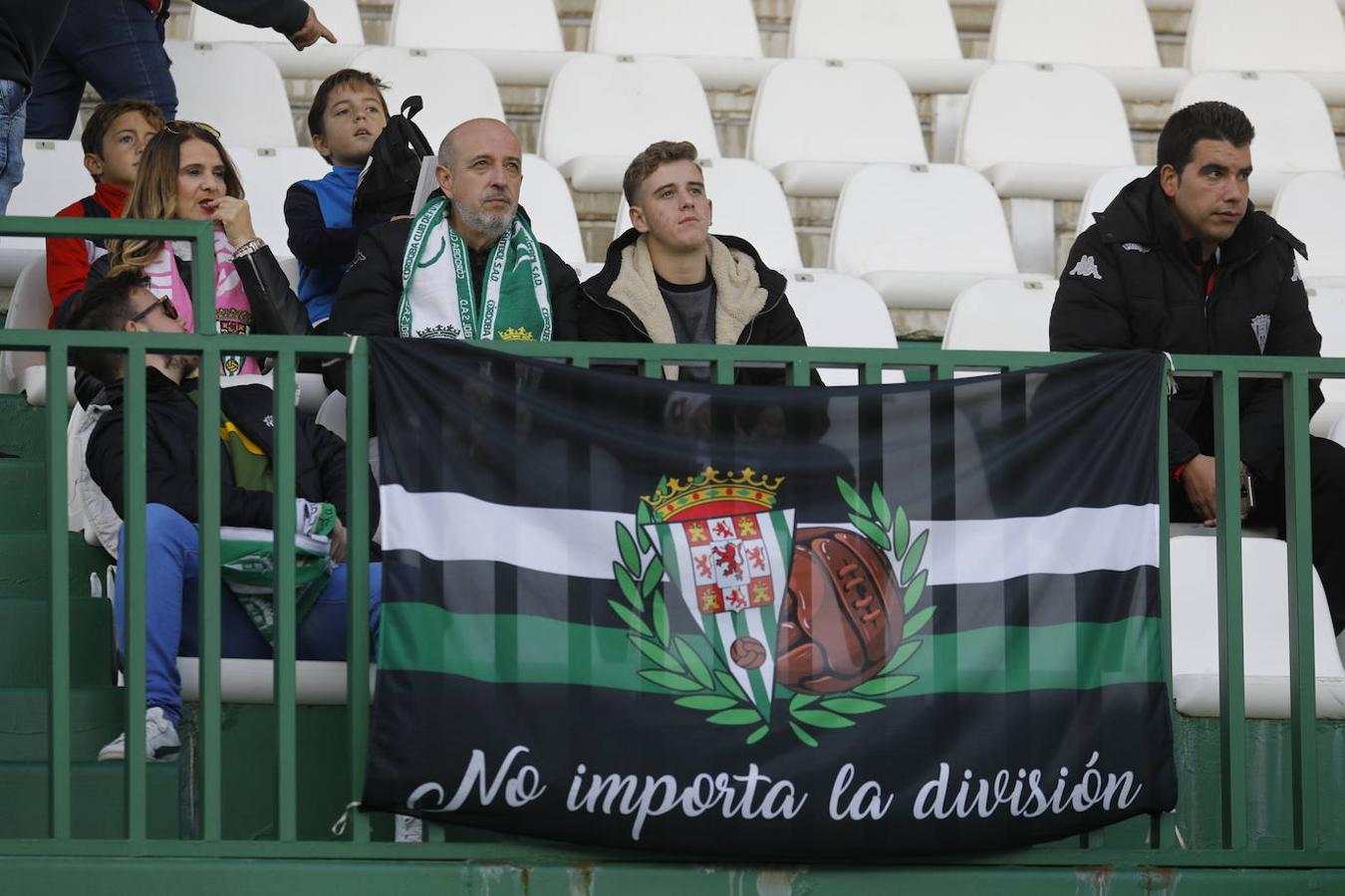 El ambiente en las gradas del Córdoba-Mérida, en imágenes