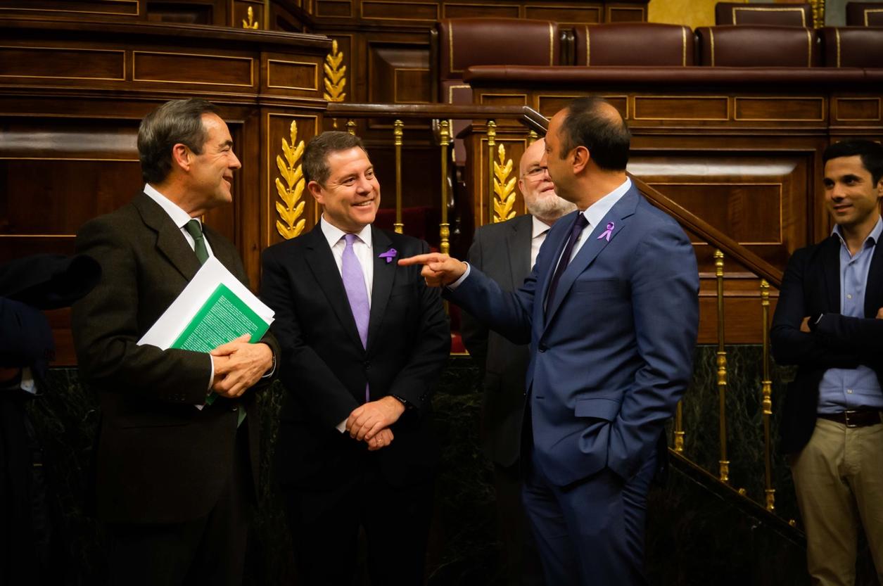 Bono y García-Page con el vicepresidente segundo del Congreso, Alfonso Rodríguez Gómez de Celis. 