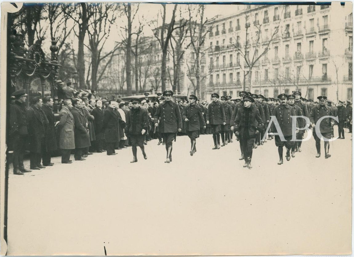 Desfile de los compañeros durante el entierro del guardia de asalto Juan Antonio Estera. 
