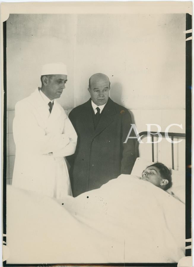 El director general de Seguridad, Arturo Menéndez, visitó a los heridos en el Hospital Provincial, entonces ubicado en la plaza de Padilla. 