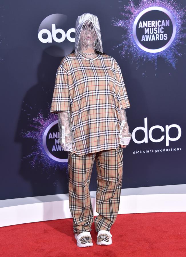 Billie Eilish decidió disfrazarse de apicultor para ir a los premios. 