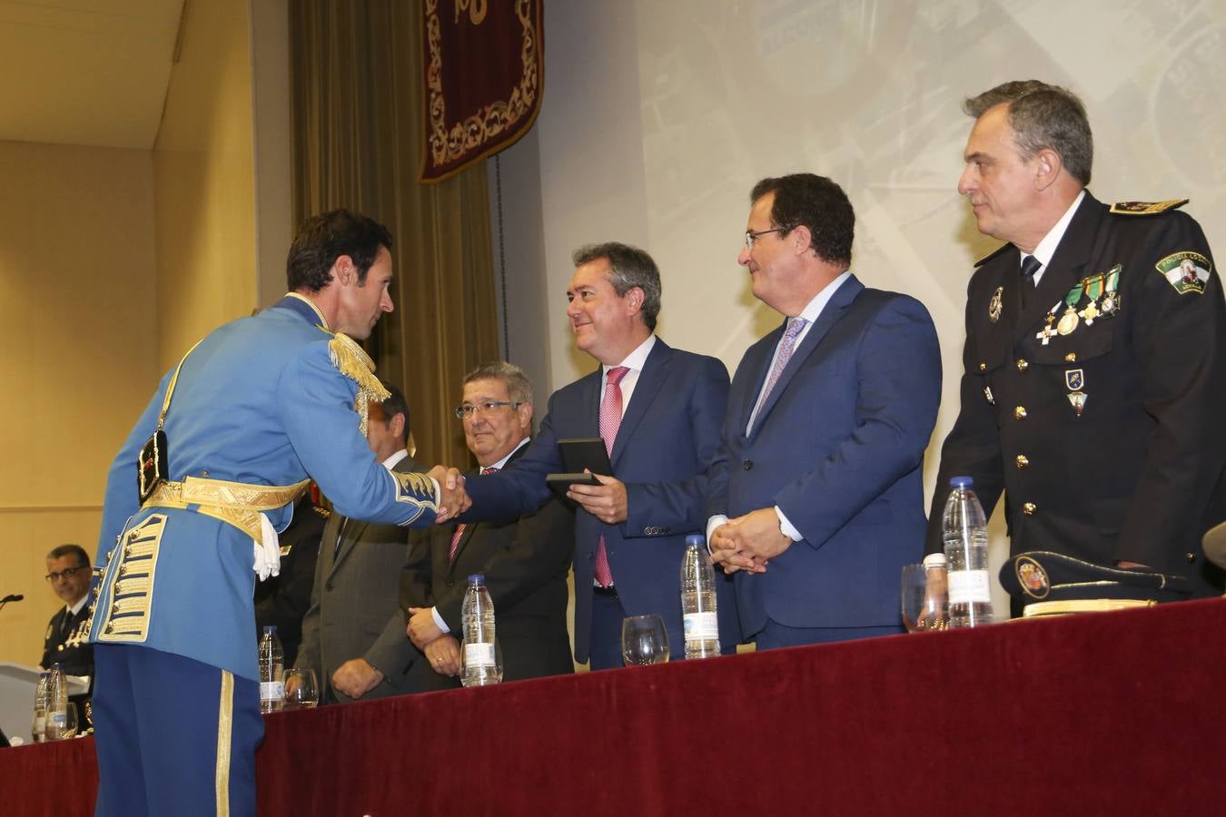 Entrega de medallas en la celebración de la festividad de la Polícia Local