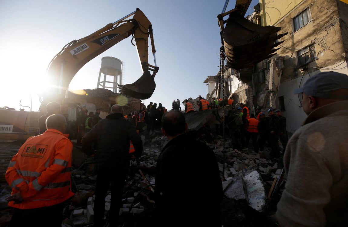 El personal de emergencia trabaja desde la madrugada de este martes para rescatar a los supervivientes. 