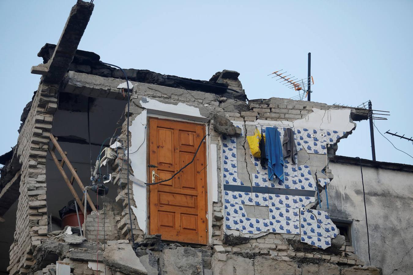 El estado de una vivienda tras el derrumbe a causa del terremoto que ha sacudido Albania. 