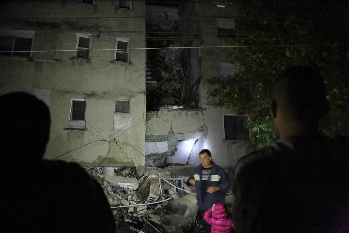 En declaraciones a los medios locales, el primer ministro, Edi Rama, señaló que «desgraciadamente hay que lamentar víctimas mortales» y «daños serios». 