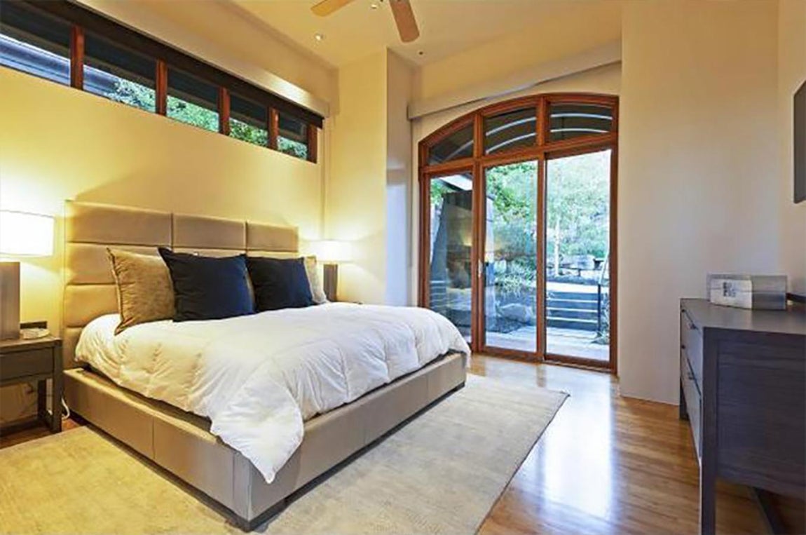 Michael Jordan, así es su casa. El jugador de baloncesto  vivió en una casa de cinco dormitorios y 7 cuartos de baño, uno por habitación. La suite principal tiene acceso al jardín, cuarto de baño completo, cama big size y vestidor