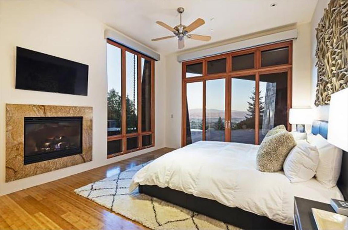 Michael Jordan, así es su casa. En el resto de dormitorios, como en toda la mansión, el cristal actúa como conexión del exteriori de la casa con el interior. Los invitados del jugador de baloncesto descanssaban cómodamente en suites decoradas y acabadas en materiales nobles con acceso a terraza y chimenea