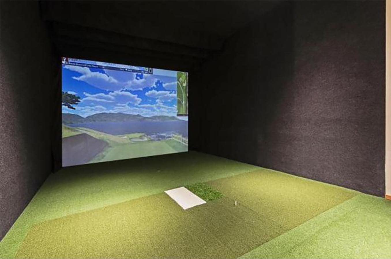 Entre las estancias de capricho de la mansión de Michael Jordan hay un simulador de golf, un teatro con asientos en el estadio, múltiples terrazas privadas y una piscina infinita
