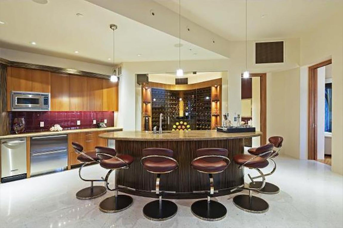 Michael Jordan, así es su casa. La cocina reserva un espacio en su parte frontal para una bodega dotada de las condiciones perfectas para conservar los vinos favoritos de sus futurops propietarios. El exjugador no escatimó en gastos