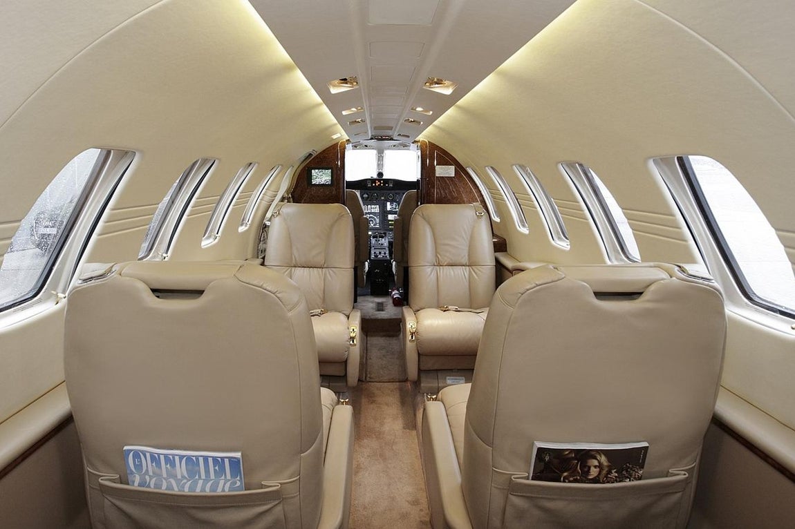 Citation CJ2 +. El avión de Rafael Nadal tiene un alcance de 2,871 km/h y consigue elevarse a una altitud máxima de vuelo de 12.497 en 24 minutos. <a href="https://www.abc.es/summum/motor/abci-estrellas-propio-21855483779-20170821172936_galeria.html" target="_blank">Es un jet con su propia estrella</a>. <a href="https://www.abc.es/summum/motor/abci-nuevo-yate-superlujo-rafa-302780787756-20190719114356_galeria.html" target="_blank">El tenista encargó un superyate de lujo hecho a medida que está ahora mismo en el astillero, que se lo entregará a Nadal en 2020 y en Summum conocemos todos los detalles</a>