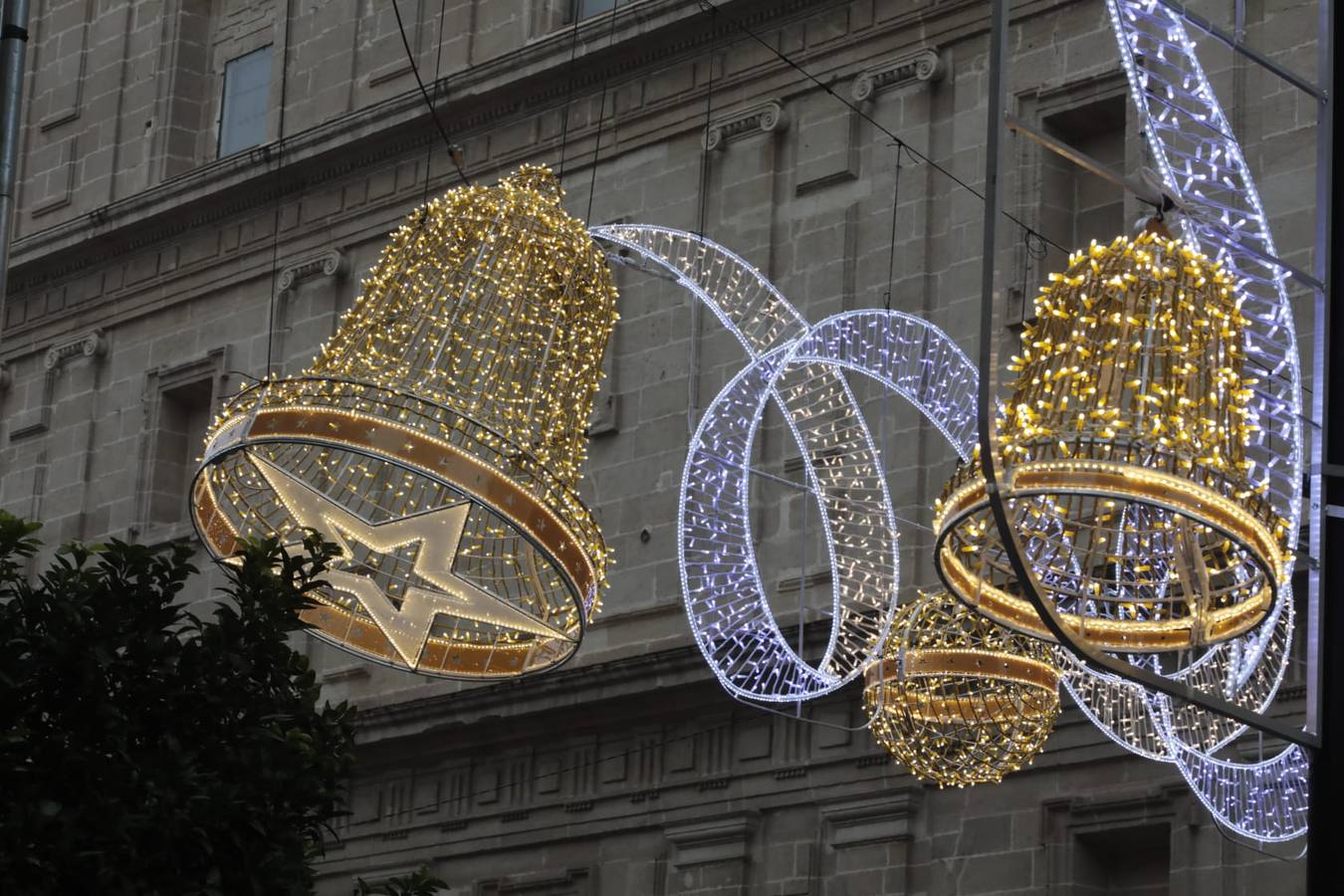 En imágenes, la prueba de iluminación navideña en la avenida de la Constitución de Sevilla