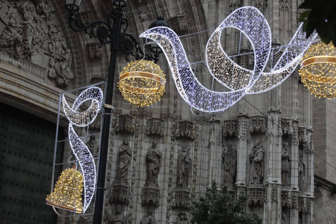 En imágenes, la prueba de iluminación navideña en la avenida de la Constitución de Sevilla