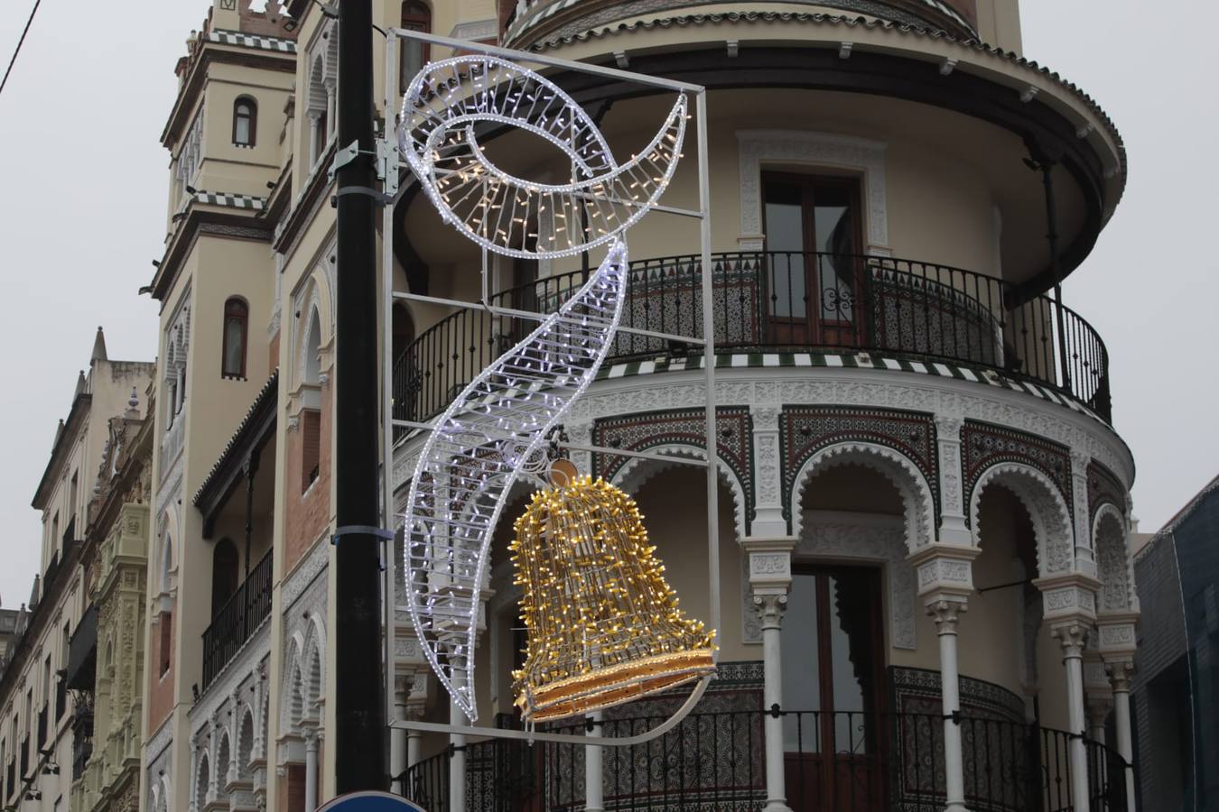 En imágenes, la prueba de iluminación navideña en la avenida de la Constitución de Sevilla