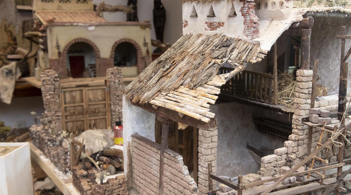 Miles de kilos de corcho. Para el montaje del gran belén se utilizarán 150 metros cuadrados de musgo, 1.700 kilos de arenas y grava, 7.000 tornillos, 1.700 kilos de corcho y miles de litros de agua.