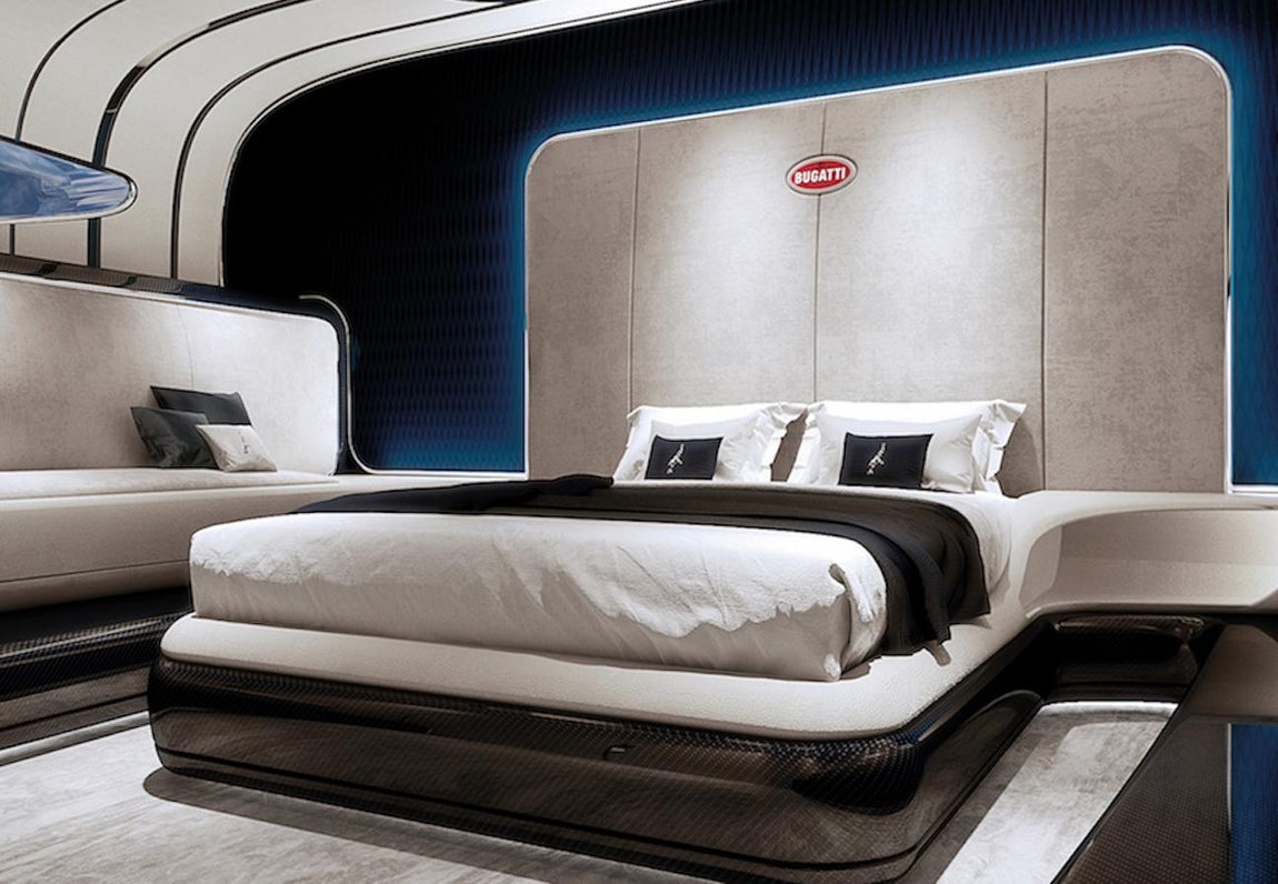 Bugatti Niniette 66, un yate para experimientar el lujo en alta mar. La suite principal con cama de matrimonio es todo un santuario. Su belleza reside en la combinación del cuero, el metal pulido y el carbono de la base de la cama de tamaño extragrande.