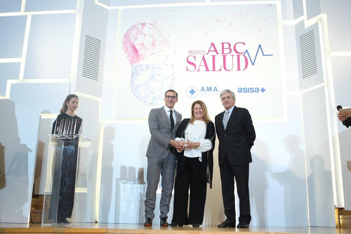 Enrique de Porres, consejero delegado de ASISA, entrega el Premio ABC Salud a la Tecnología Sanitaria del Año a Boston Scientific. Lo recogen Vincent Sourdaine, vicepresidente de Neuromodulación de Boston Scientific de la región EMEA y Paloma Beltrán, directora de Health Economics &amp; Market Access de Boston Scientific. 