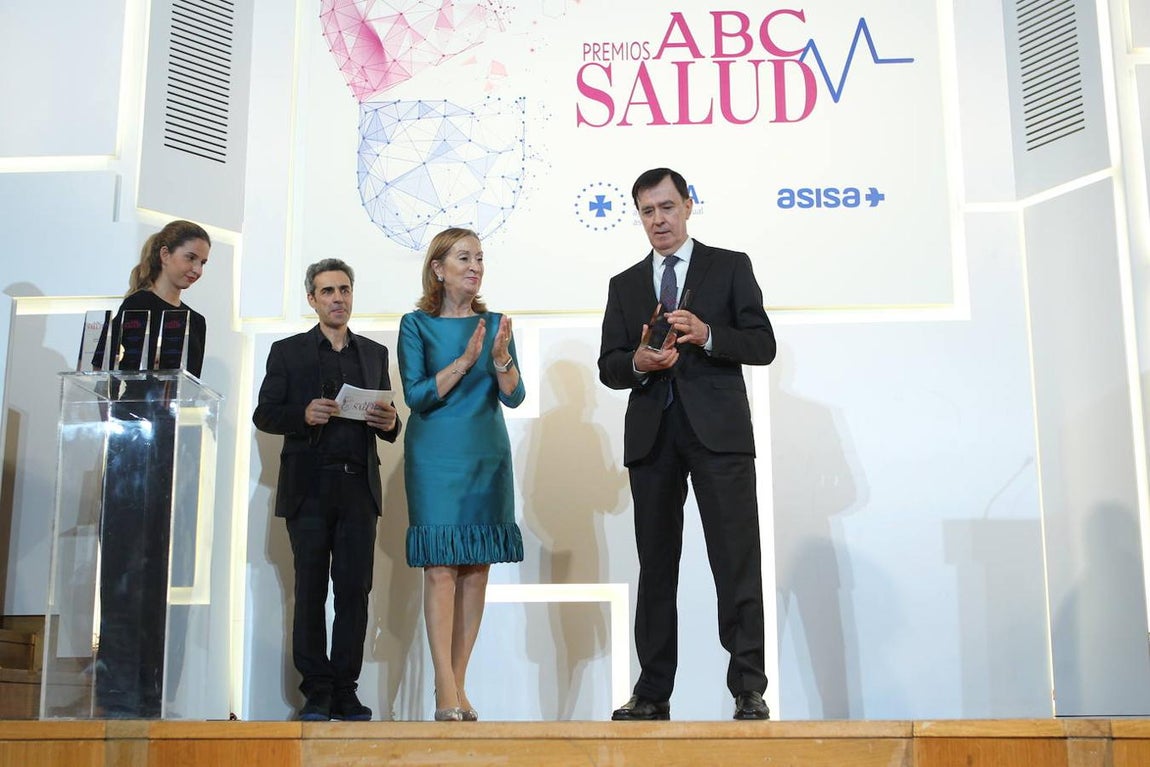 La vicepresidenta del Congreso, Ana Pastor, entrega el Premio ABC Salud a la Fundación del Año a la Fundación BBVA. Lo recoge Rafael Pardo, director de la Fundación BBVA. 