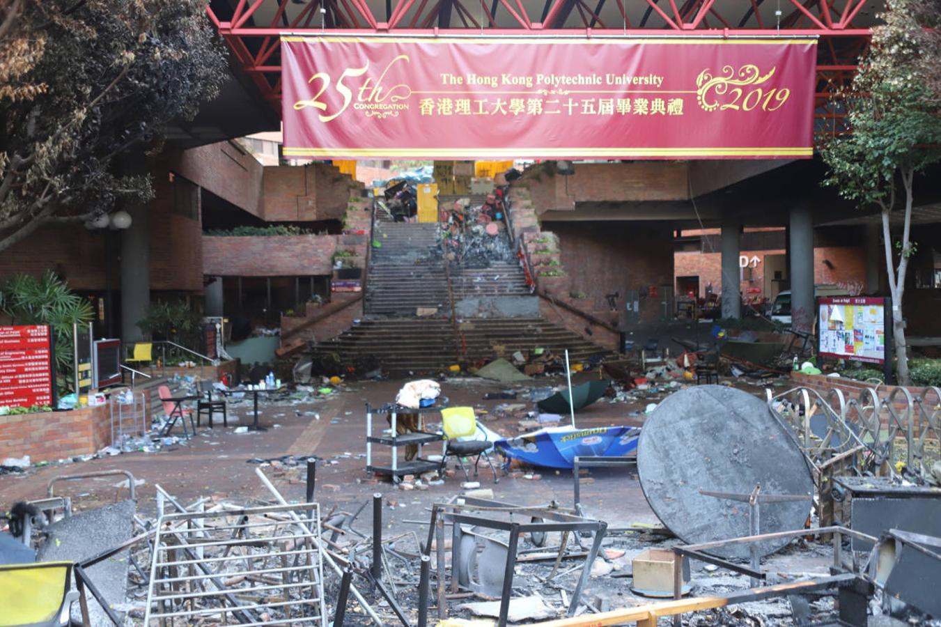 Barricada carbonizada en la entrada principal a la Universidad Politécnica de Hong Kong, que los manifestantes quemaron para que no entrara la Policía. 