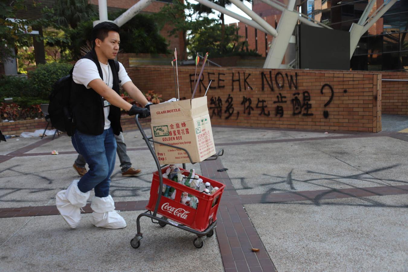 La Policía retira los cócteles molotov desplegados por todo el campus, protegido como una fortaleza medieval, para impedir que lo asaltaran los antidisturbios. 