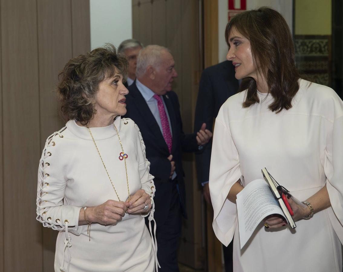 La ministra de Sanidad, María Luisa Carcedo, junto a la redactora jefe de Sociedad de ABC y coordinadora del suplemento de ABC Salud, Nuria Ramírez de Castro. 