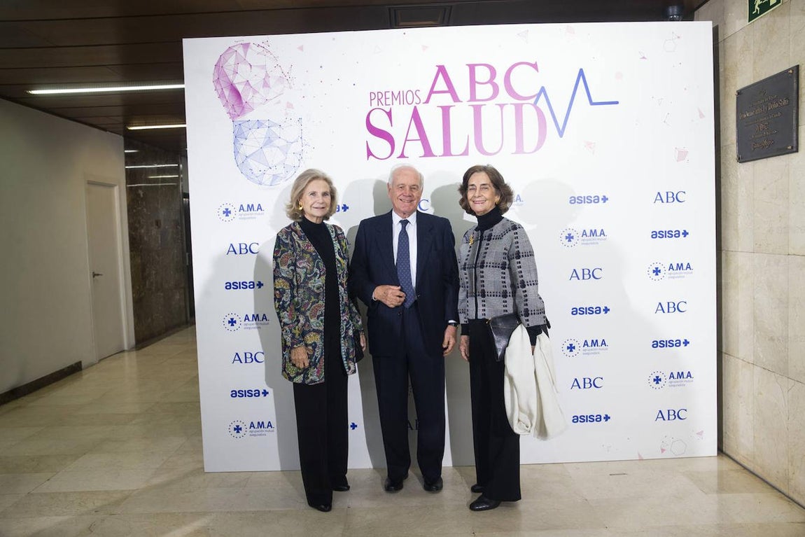 Isabel Carvajal de Urquijo, directora pedagógica de la Fundación SHE en España, Juan Entrecanales, presidente de honor de Acciona y Mercedes Franco. 