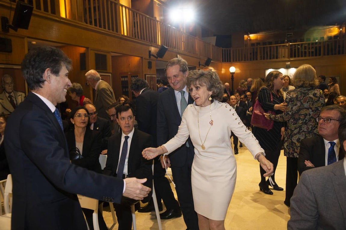 Humberto Arnés, director general de Farmaindustria, junto a la ministra de Sanidad, María Luisa Carcedo. 