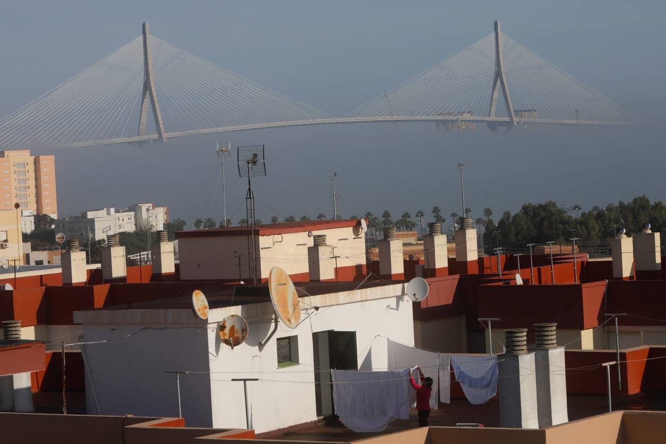 La magia de Cádiz, envuelta en la niebla