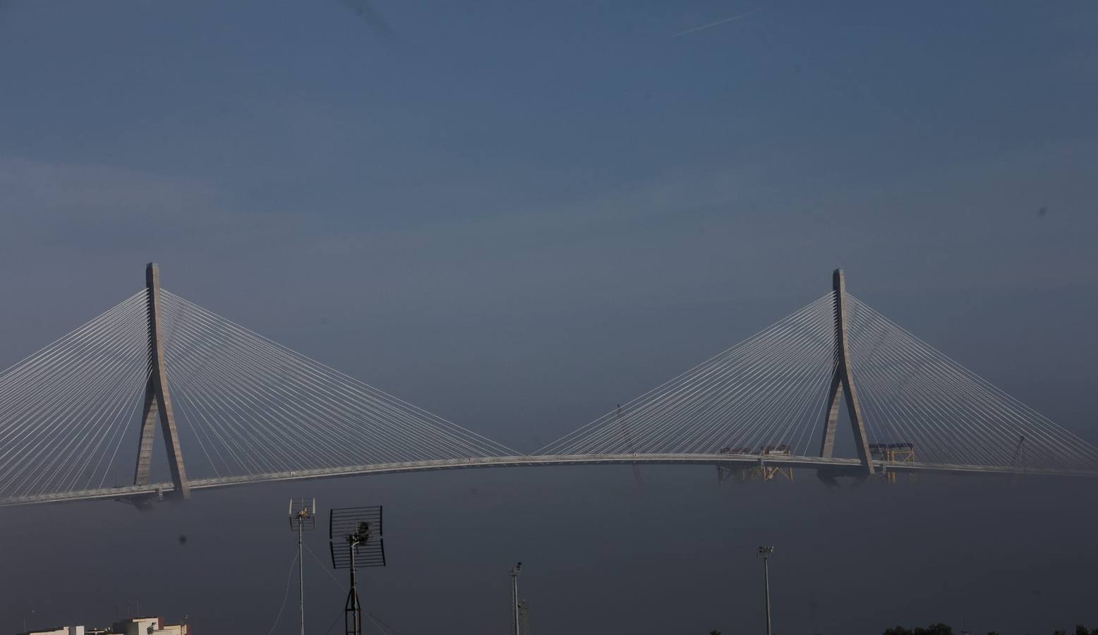 La magia de Cádiz, envuelta en la niebla