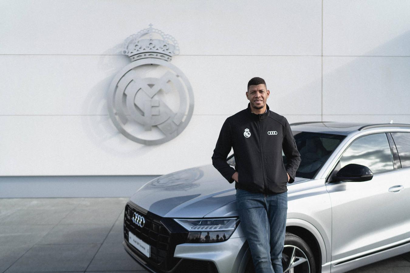 Los coches de la primera plantilla del equipo de baloncesto del Real Madrid, en imágenes