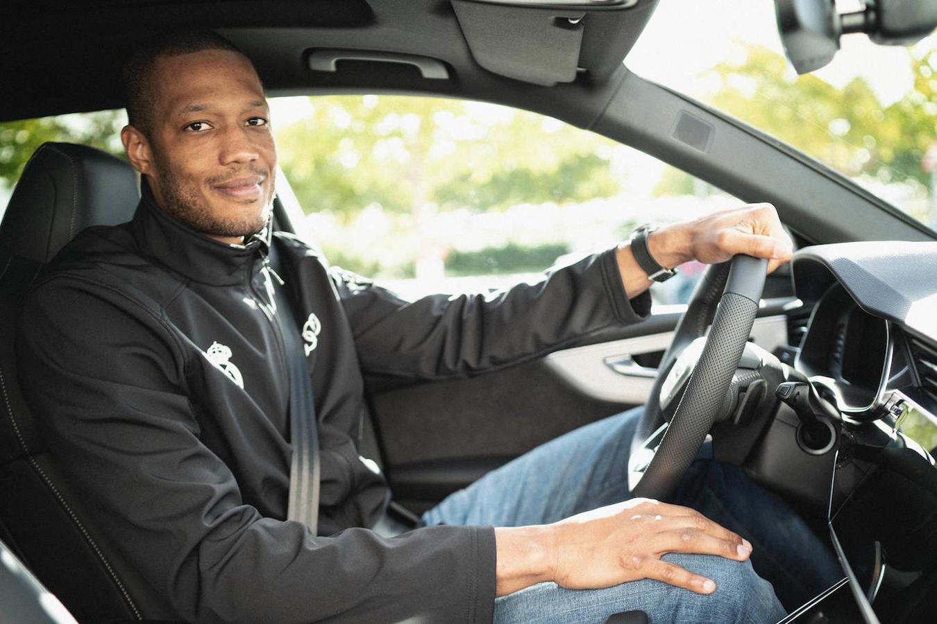 Los coches de la primera plantilla del equipo de baloncesto del Real Madrid, en imágenes