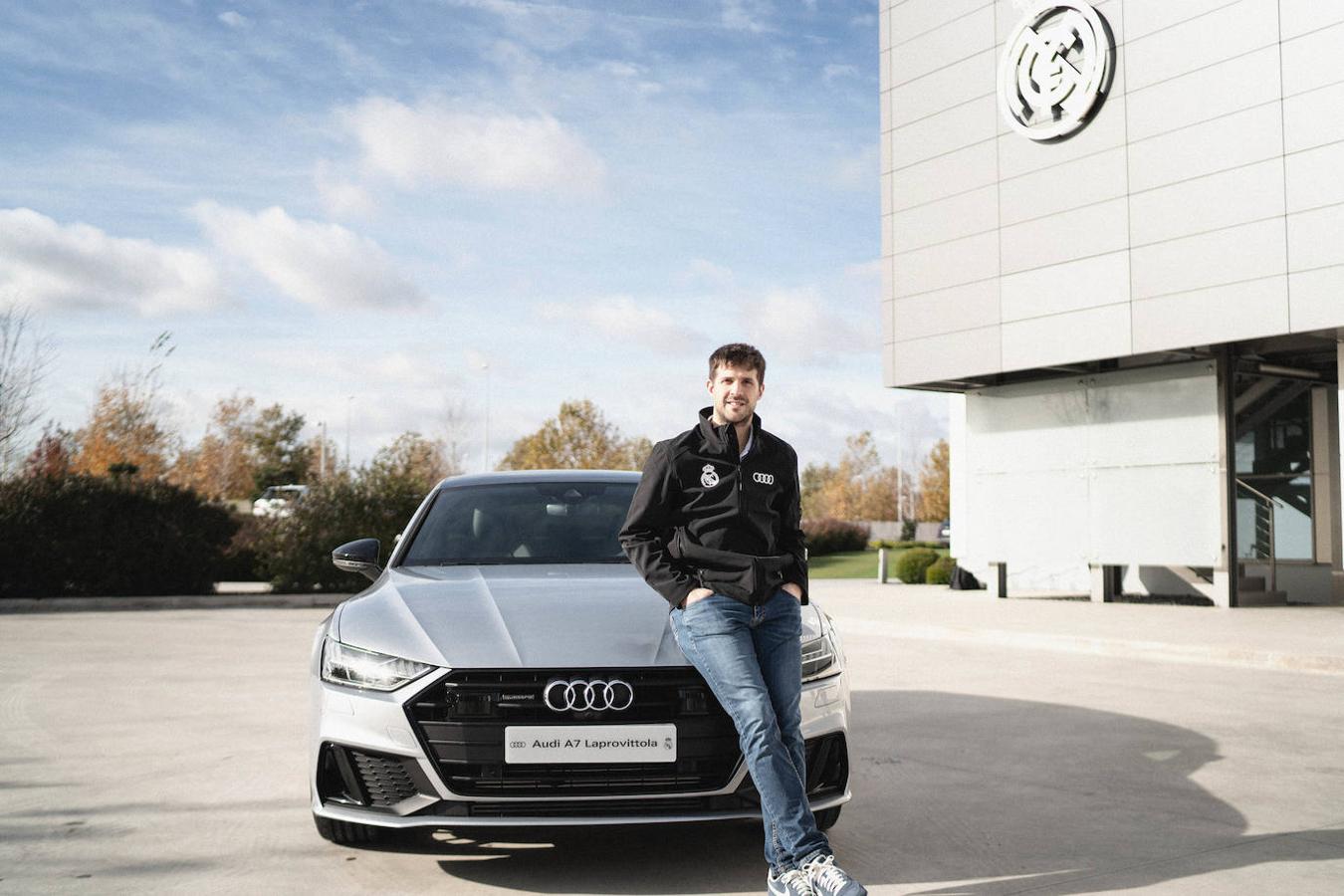 Los coches de la primera plantilla del equipo de baloncesto del Real Madrid, en imágenes