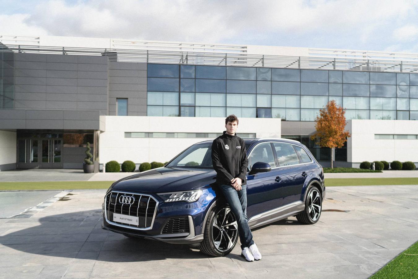 Los coches de la primera plantilla del equipo de baloncesto del Real Madrid, en imágenes