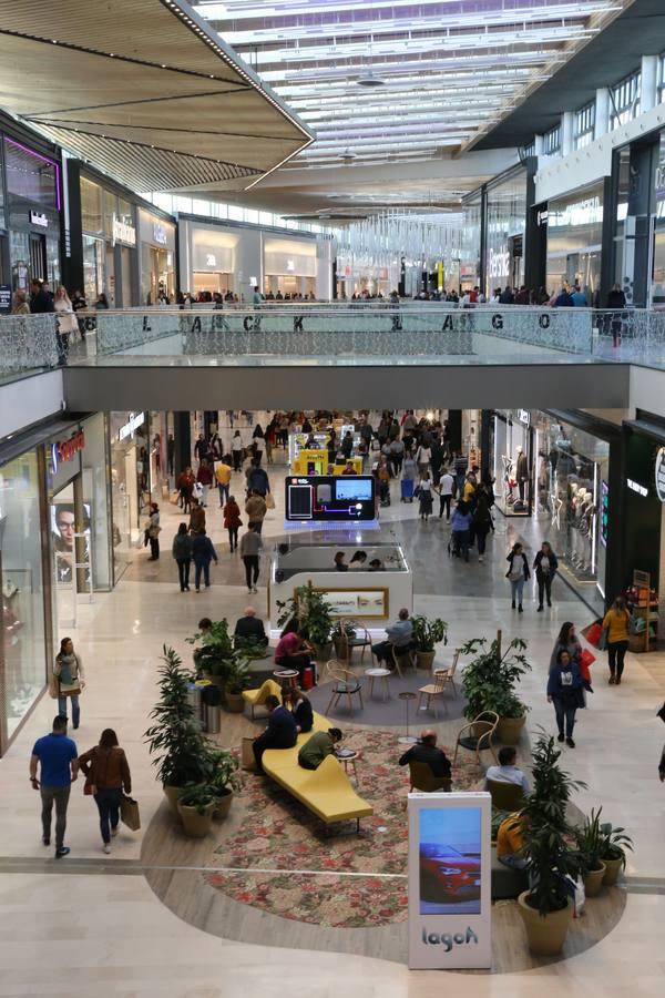 El Black Friday aterriza en los comercios del centro comercial Lagoh