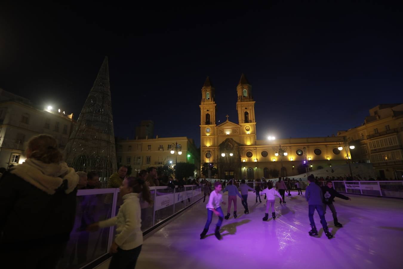 Cádiz entra con luz en la Navidad más madrugadora