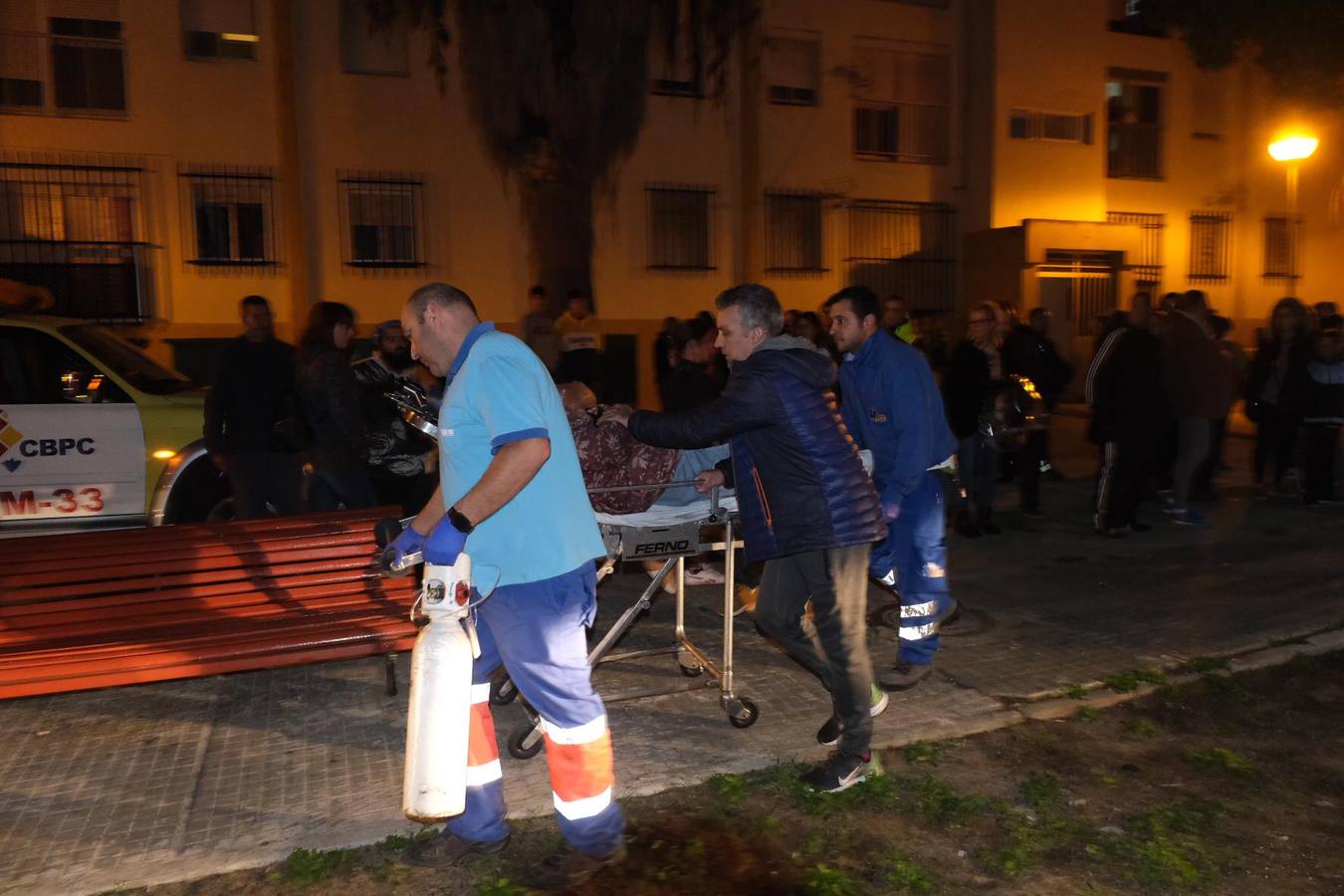 Fotos: Trágico desenlace en un incendio en Puerto Real, en la plaza de la Alegría