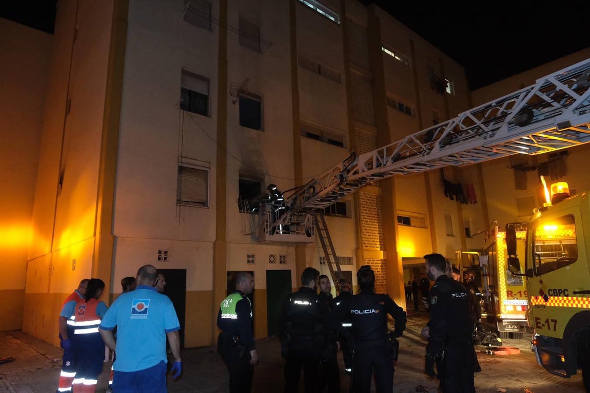 Fotos: Trágico desenlace en un incendio en Puerto Real, en la plaza de la Alegría