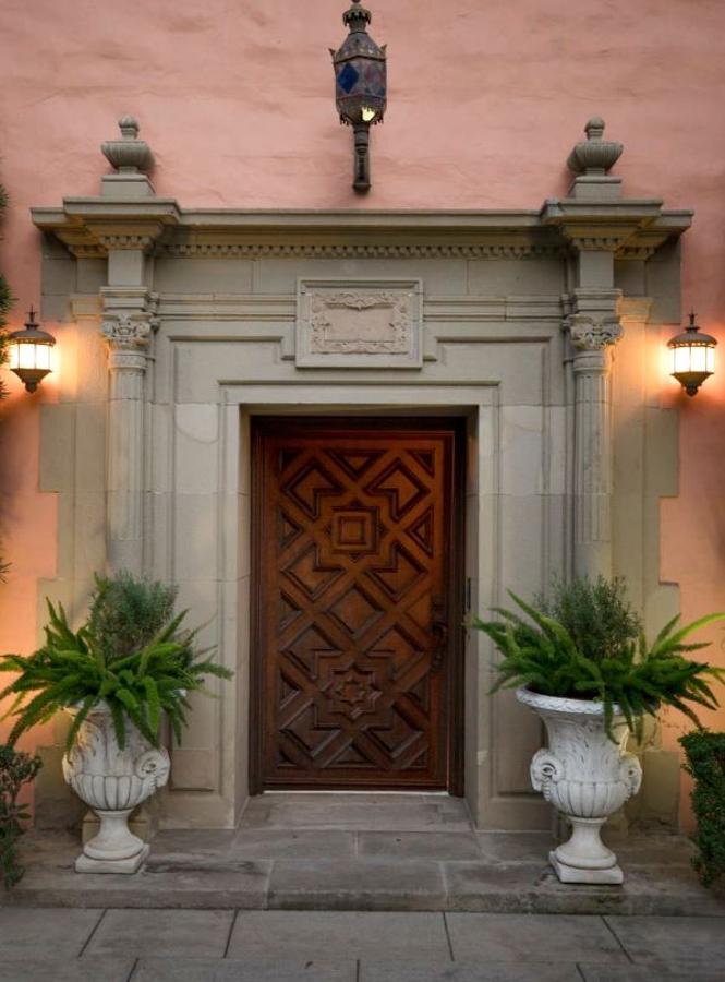 The beverly House. beverly House fue uno de los destinos de la luna de miel de Jacqueline y John F. Kennedy y más tarde se convirtió en la sede de las elecciones presidenciales de la costa oeste de JFK. También apareció en "El Padrino", protagonizada por Marlon Brando y en "El Guardaespaldas", protagonizada por Whitney Houston y Kevin Costner